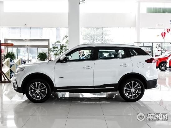 中央镀铬饰条更加细长,中央的吉利品牌logo也被"geely"字母标识所代替