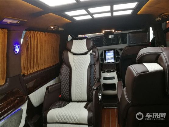 奔驰商务车威霆V260L改装案例 隔断电视地板星空顶
