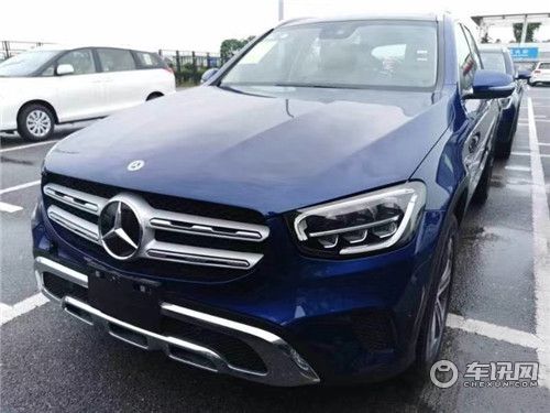 平行进口奔驰glc300延续了海外版车型的设计,并没有针对国产化进行过