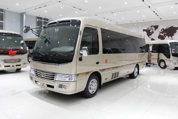 丰田考斯特商务车13座低调奢华有内涵