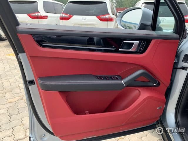 20款墨版卡宴3.0T动力十足 耀眼外观特惠降价