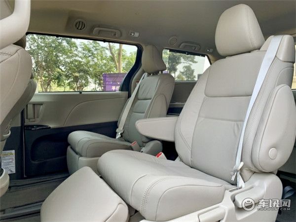 20款墨版丰田塞纳两驱XLE真皮最新报价 7座落地价格