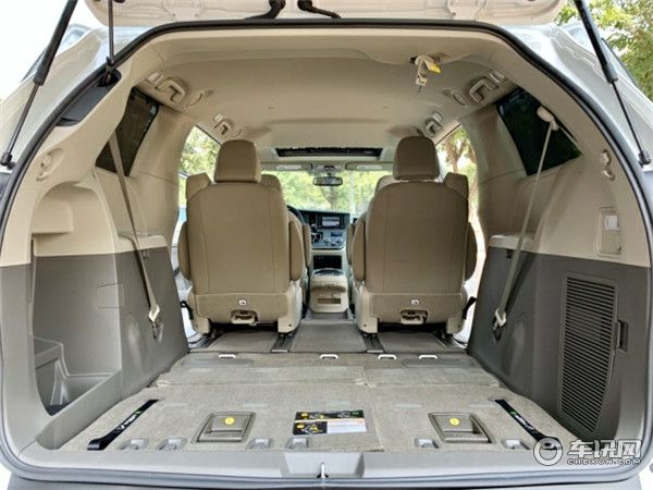 20款墨版丰田塞纳两驱XLE真皮最新报价 7座落地价格