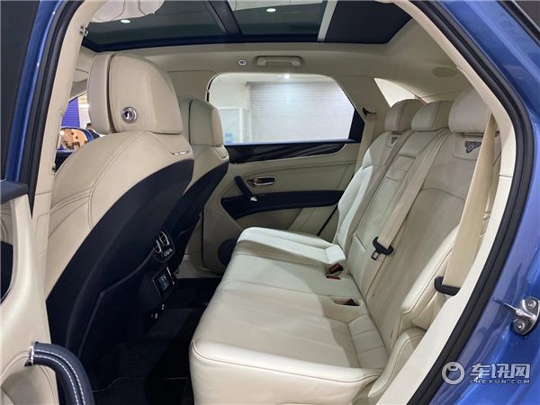 20款宾利添越4.0汽油V8 波托菲诺蓝/亚麻白展位现车内饰豪华