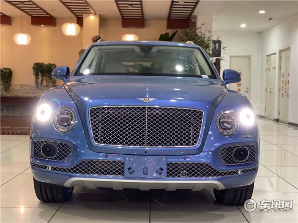 20款宾利添越4.0汽油V8 波托菲诺蓝/亚麻白展位现车内饰豪华