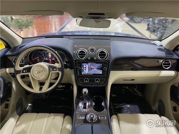 20款宾利添越4.0汽油V8 波托菲诺蓝/亚麻白展位现车内饰豪华