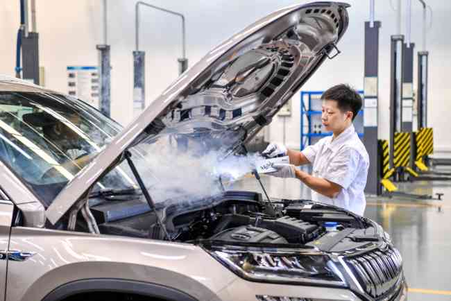 厂中,随处可见国内制造业的尖端技术,配合上汽大众工程师的匠心调控