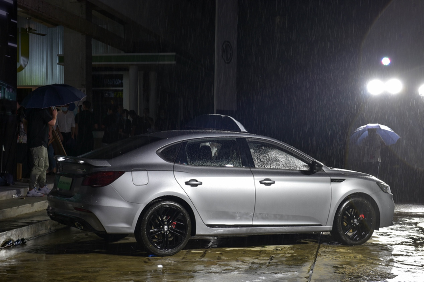 运动环保兼具，起价13.98万元，第三代名爵6 PHEV上市抢先实拍