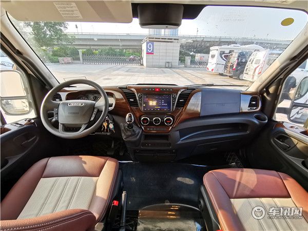 进口依维柯瑞弗S820双拓展房车 智能互联水电无忧的旅居房车