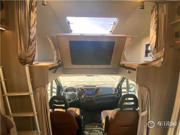 进口依维柯瑞弗S820双拓展房车 智能互联水电无忧的旅居房车