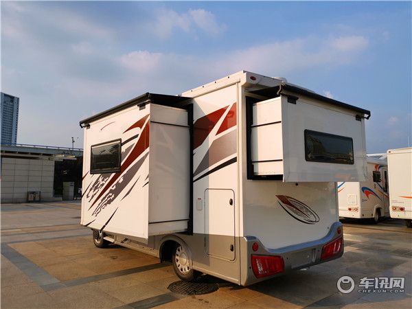 进口依维柯瑞弗S820双拓展房车 智能互联水电无忧的旅居房车