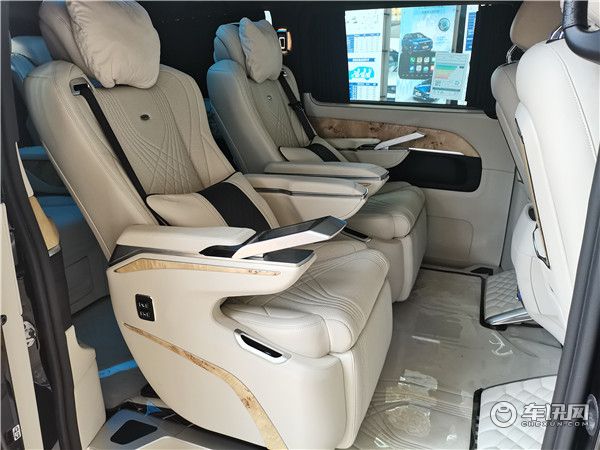 云南昆明进口奔弛V250改装双拼色高顶七座迈巴赫VS900