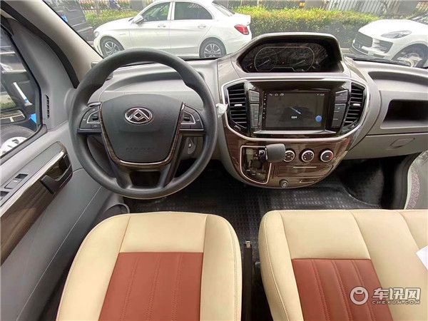 顺旅打造大通V80短轴蜂巢房车 五座三卧满足出行必要需求