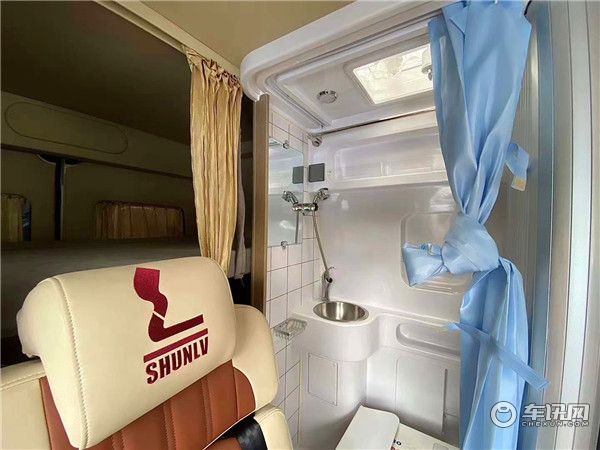 顺旅打造大通V80短轴蜂巢房车 五座三卧满足出行必要需求