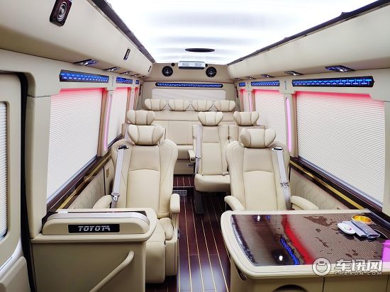 丰田考斯特13座商务车最高端的商务车