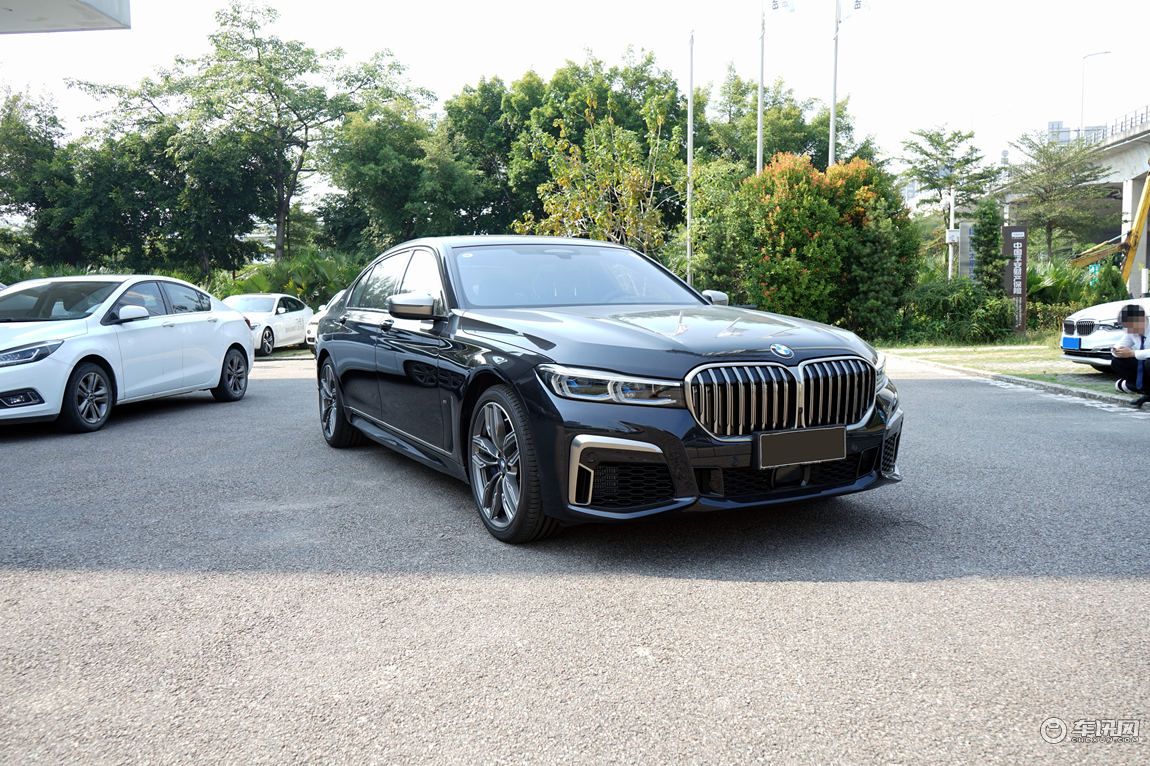 新款宝马M760磨砂棕灰松露褐内饰高性能设计元素