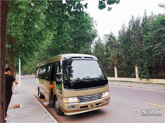 丰田考斯特13座商务车最高端的商务车