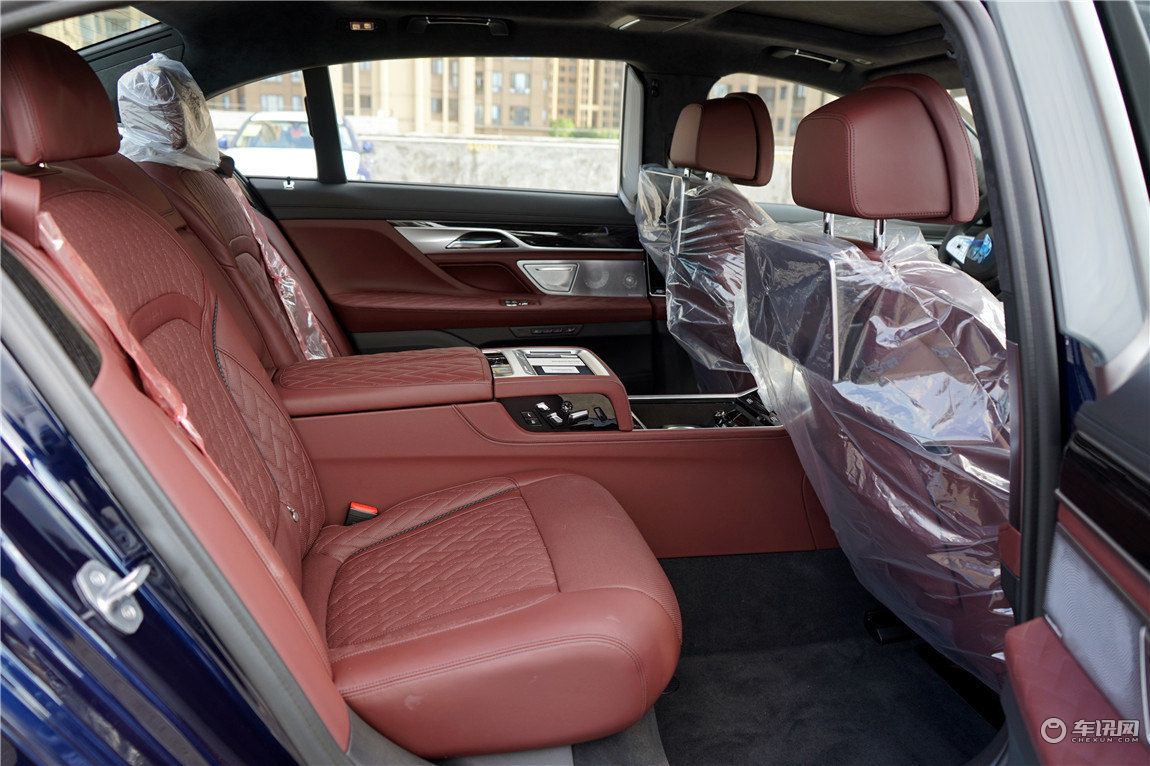 新款宝马M760运动版神秘银炭黑松露褐内饰提车行情价