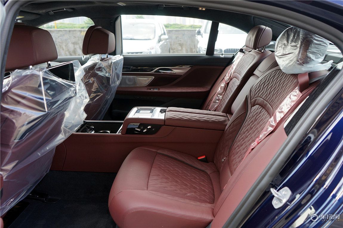 新款宝马M760运动版神秘银炭黑松露褐内饰提车行情价