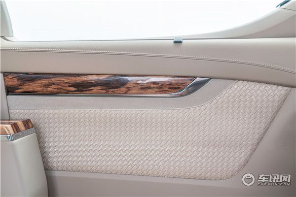 埃尔法蒙娜丽莎豪华四座樱花版商务车 低调奢华