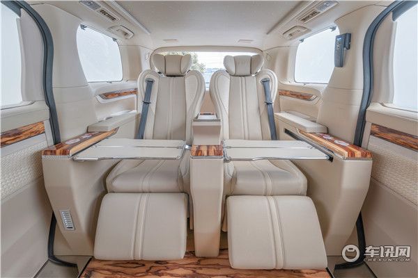 埃尔法蒙娜丽莎豪华四座樱花版商务车 低调奢华