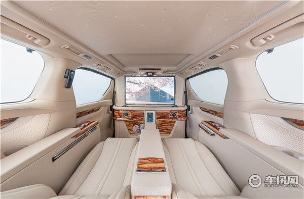 埃尔法蒙娜丽莎豪华四座樱花版商务车 低调奢华