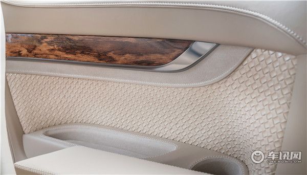 埃尔法蒙娜丽莎豪华四座樱花版商务车 低调奢华