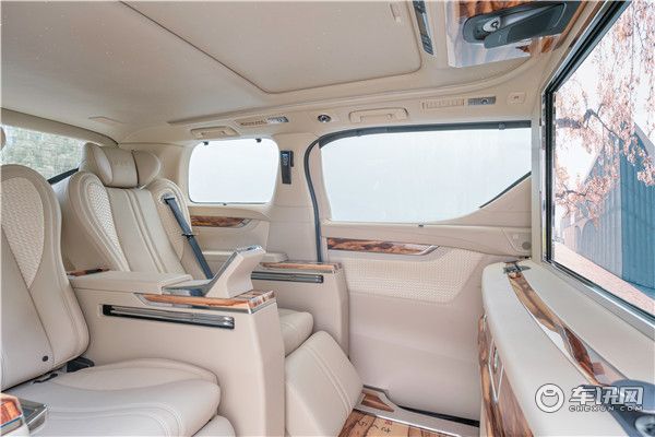 埃尔法蒙娜丽莎豪华四座樱花版商务车 低调奢华