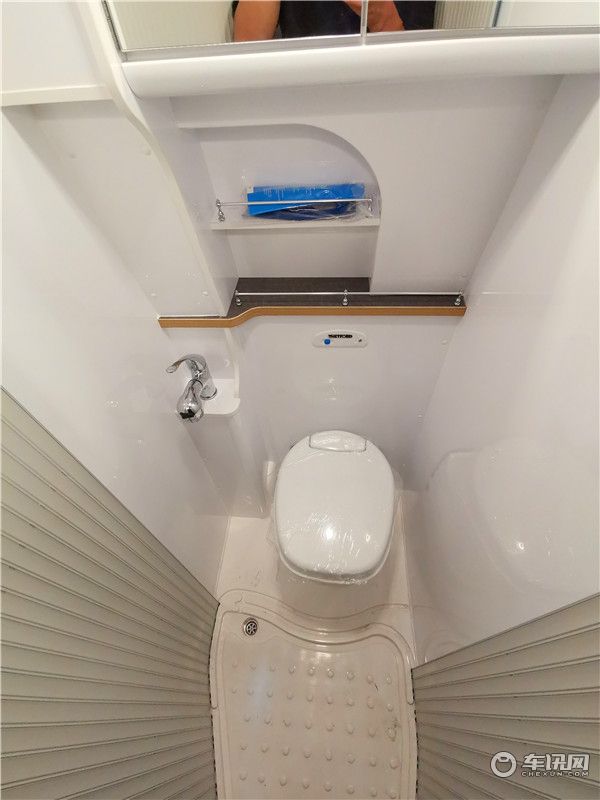 2020款福特新全顺V362商务旅居房车 瑞弗启界R500带您领略