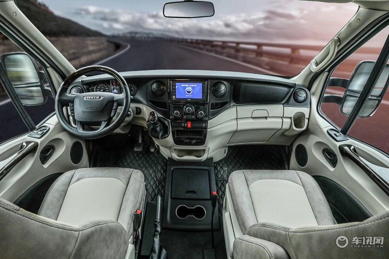 2020新款依维柯金冠红凤凰大额头无拓展房车，价格多少