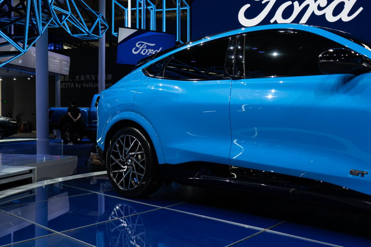 传统豪门的“带电”对决：福特Mustang Mach-E vs 日产Ariya