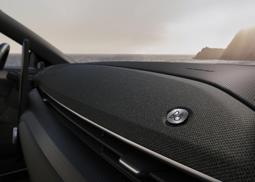 传统豪门的“带电”对决：福特Mustang Mach-E vs 日产Ariya