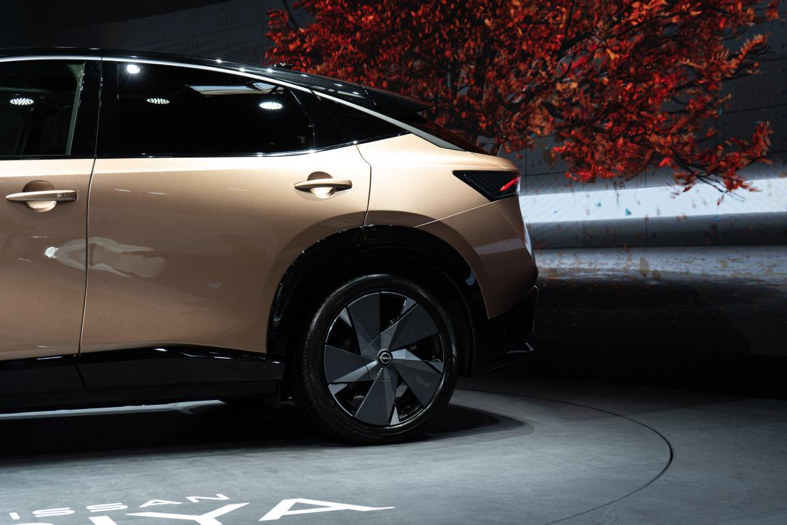 传统豪门的“带电”对决：福特Mustang Mach-E vs 日产Ariya