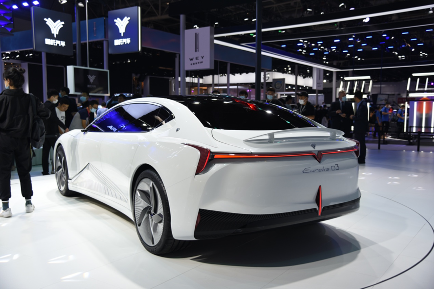 哪吒汽车发布全新车型V、Eureka 03,成立智能安全联合实验室