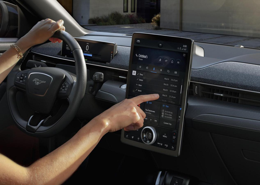 传统豪门的“带电”对决：福特Mustang Mach-E vs 日产Ariya