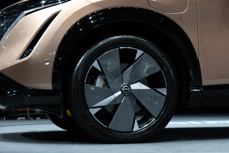 传统豪门的“带电”对决：福特Mustang Mach-E vs 日产Ariya