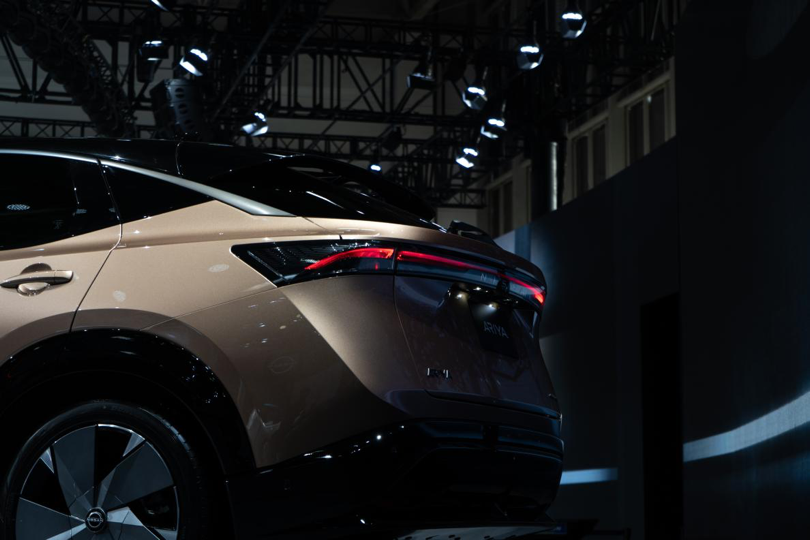 传统豪门的“带电”对决：福特Mustang Mach-E vs 日产Ariya