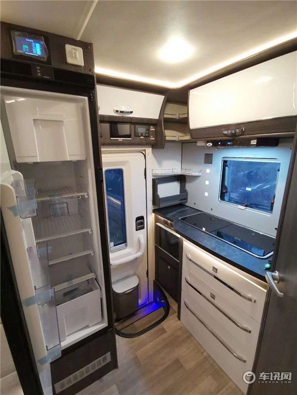 2020款铂驰旅行家 C型房车 单拓展