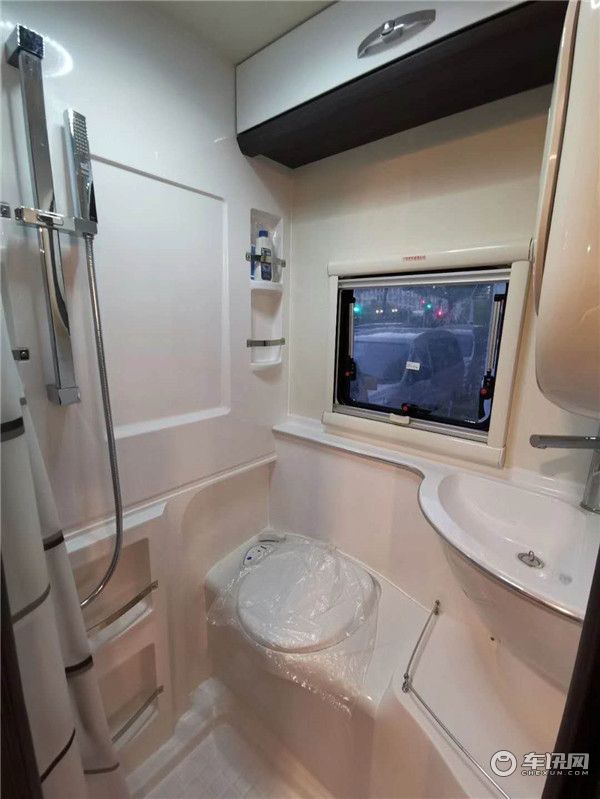 2020款铂驰旅行家 C型房车 单拓展