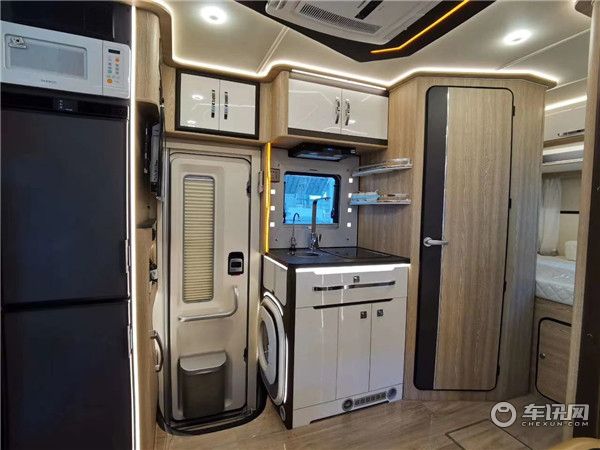 2020款铂驰铂钻系列 双拓展依维柯房车 干湿分离卫生间