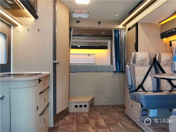 侣行夫妇同款依维柯双拓展房车 瑞弗V820房车