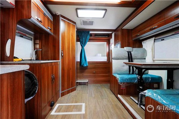 2020款高端品牌戴德自由风畅游版 国产依维柯双拓展房车