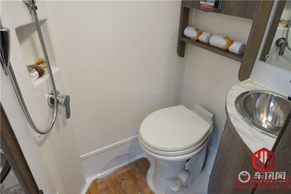 进口依维柯打造的瑞弗S820双拓展房车，强动力和舒适大空间为一体