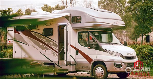 进口依维柯打造的瑞弗S820双拓展房车，强动力和舒适大空间为一体