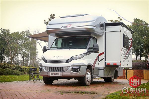 进口依维柯打造的瑞弗S820双拓展房车,强动力和舒适大空间为一体
