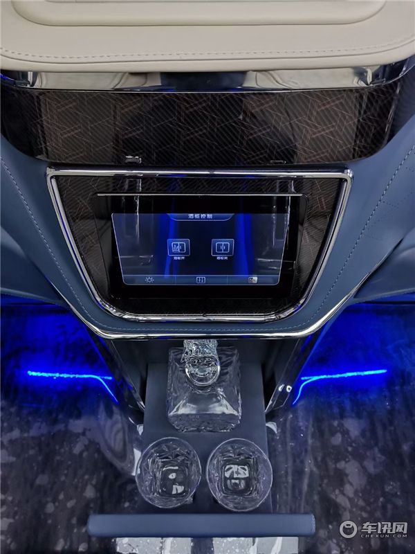 2021款奔驰威霆七座商务车 私人定制全隔断商务车