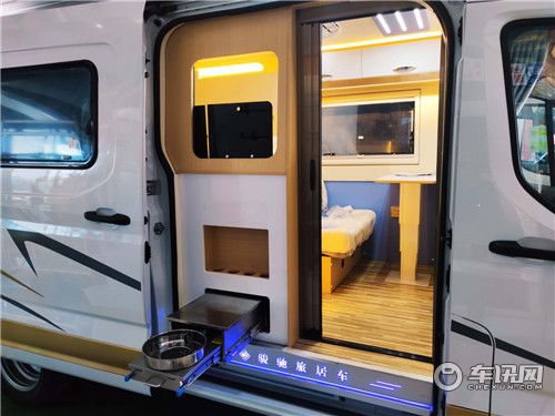 上汽大通纵置折叠上下床 骏驰V90 长轴版B型房车下线现车