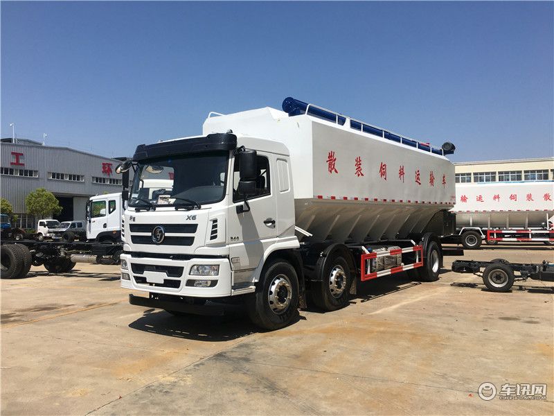 散装饲料运输车：现代畜牧业的便捷搬运工具