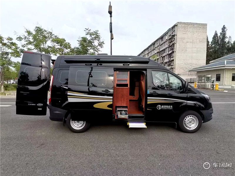 大通V80房车后横床布局 双人床尺寸1.85*1.2米 满足一家4口旅行