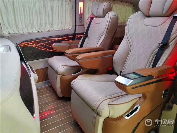 2020款奔驰V260L商务车，铂驰高顶半隔断七座价格多少